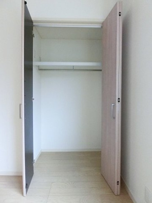 【収納】 | ティエドゥール | 洋室5.5帖のお部屋にあるクローゼットです♪かさばりやすいコートなどもハンガー掛けができてすっきり片付きます♪