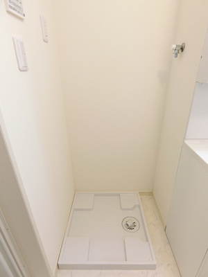 【設備】 | ティエドゥール | 洗面所内、洗髪洗面化粧台横にある室内洗濯機置き場です♪防水パンが付いているので万が一の漏水にも安心です！