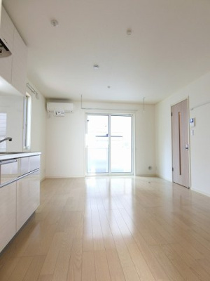 【居間・リビング】 | ティエドゥール | 南東向きリビングダイニングキッチン10.2帖☆バルコニーに繋がる角部屋二面採光のお部屋です♪エアコン付きで1年中快適に過ごせますね☆