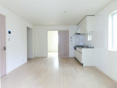 【居間・リビング】 | ティエドゥール | 南東向きリビングダイニングキッチン10.2帖☆窓側からの眺めです♪椅子とテーブルを囲んで家族団欒の時間を過ごせます♪