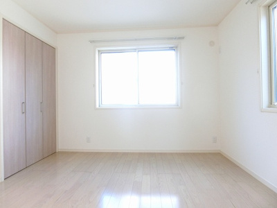 【洋室】 | ティエドゥール | 洋室5.5帖☆角部屋二面採光のお部屋です！ベッドを置いて寝室にするのもオススメです☆