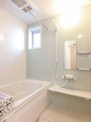 【浴室】 | ティエドゥール | 追い焚き機能・浴室暖房乾燥機付きバスルーム♪雨の日のお洗濯にも便利な物干しバーも完備！小窓があるので湿気がこもりにくくて良いですね☆