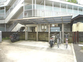 【その他共用部分】 | 屋根付きの駐輪場があるので雨が降っても大切な自転車が濡れません☆駅から自転車もオススメです♪