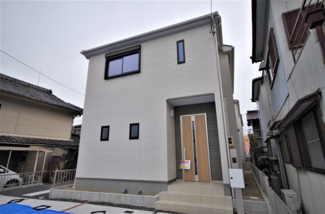 【外観】 | １号棟　現地（2020年1月）撮影
堂々完成しました！
敷地面積126.54㎡（38.27坪）。
駐車並列2台可能です。