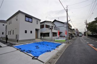 【前面道路含む現地写真】 | １号棟　現地（2020年1月）撮影
前面道路は北側幅員約6.3mの公道。
開口は約5.24m。