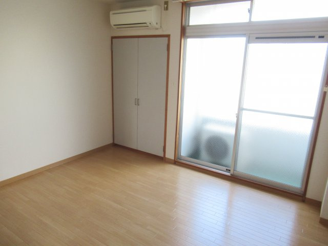 ロイヤルコーポ蜂屋の洋室