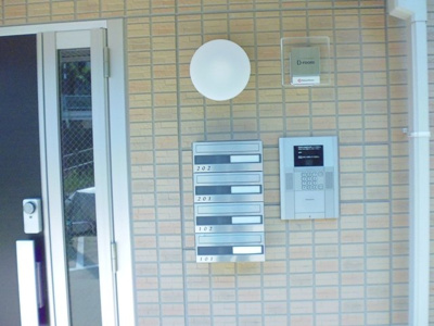 【エントランス】 | フィオーレB棟 | 共用エントランスは不審者の侵入を未然に防ぐオートロック付き！防犯対策充実しています◎