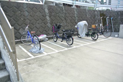 【その他共用部分】 | フィオーレB棟 | 敷地内に駐輪場とバイク置き場を完備しています！自転車やバイクがあれば通勤・通学、お買い物にも便利です☆