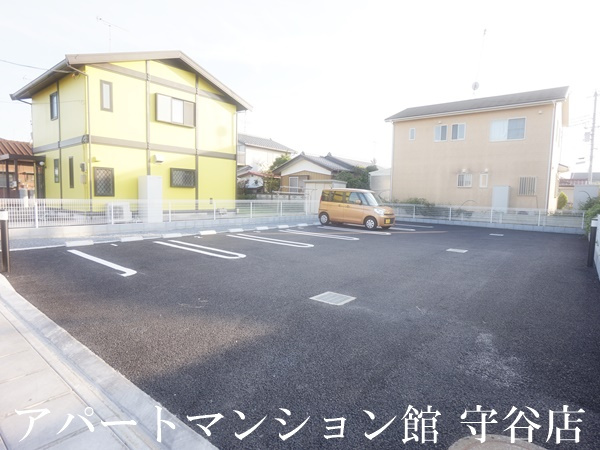 メゾンシャルマンの駐車場