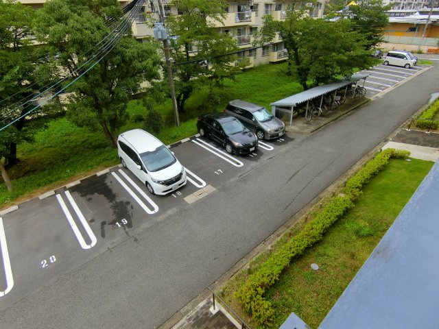金剛第三住宅214棟の駐車場