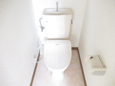 【トイレ】 | カーサ・イマイ | 温水洗浄便座付き、窓あり