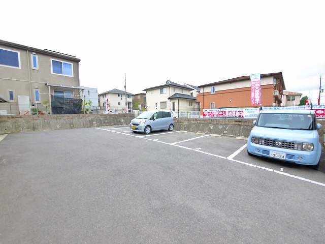 ラウレアの駐車場|駐車場があるので、車を買う予定の方も安心です