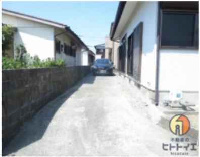 筑後市下北島　戸建の駐車場|縦列で普通車2台駐車可能です。