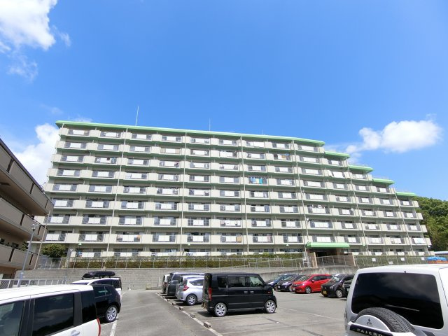 パレス朝霧ヶ丘の外観|大規模分譲マンションです　隣接に駐車場もたくさんありとても便利です