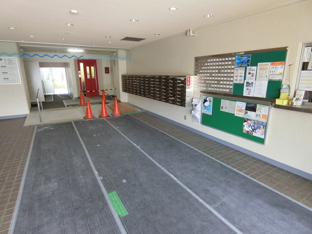 パレス朝霧ヶ丘のエントランス|日勤の管理人スペースがあります