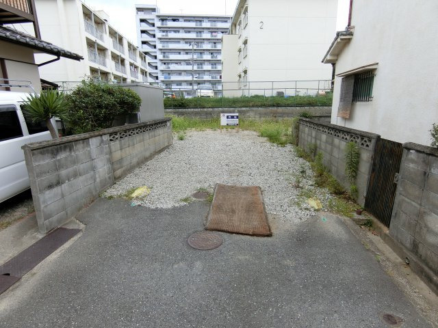 明石市魚住町住吉3丁目 売土地の前面道路含む現地写真|入り口は狭く見えますが実は約４．６Mの間口　余裕で大型車も進入できます