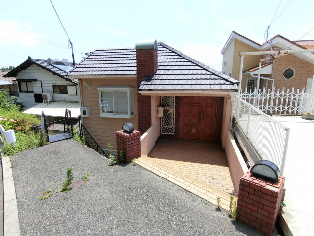 神戸市垂水区舞子台5丁目　中古戸建の前面道路含む現地写真