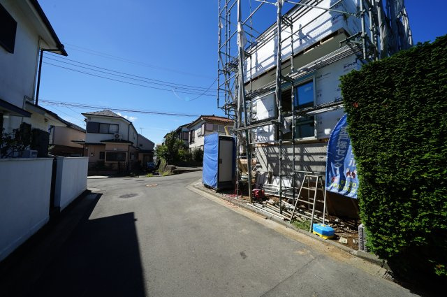 保土ヶ谷区法泉２丁目 新築戸建ての前面道路含む現地写真