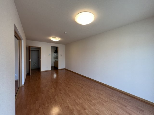 コモンステージの居間・リビング|奥に独立キッチンがあります。