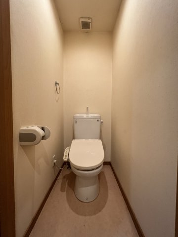 コモンステージの居間・リビング|奥に独立キッチンがあります。