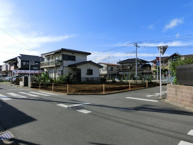 八千代市八千代台北１７丁目　売地　約５３．６坪　更地　建築条件なし　東南×南西角地　公道面の外観|八千代市八千代台北１７丁目　売地　建築条件なし　約５３．６坪の整形地　更地　東南×南西角地　４．９ｍ×７．５ｍ角地　ライフライン完備