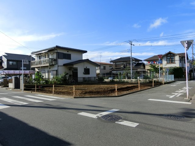 八千代市八千代台北１７丁目　売地　約５３．６坪　更地　建築条件なし　東南×南西角地　公道面の外観