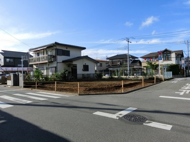 八千代市八千代台北１７丁目　売地　約５３．６坪　更地　建築条件なし　東南×南西角地　公道面の前面道路含む現地写真