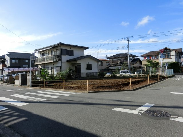 八千代市八千代台北１７丁目　売地　約５３．６坪　更地　建築条件なし　東南×南西角地　公道面の前面道路含む現地写真