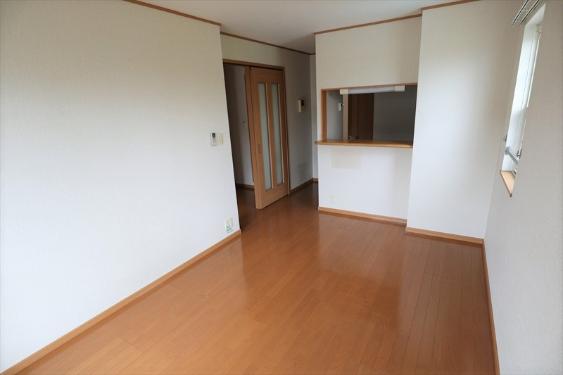 カントリー　ビューAの居間・リビング|対面キッチンの明るいリビングで家族の会話がはずみます！