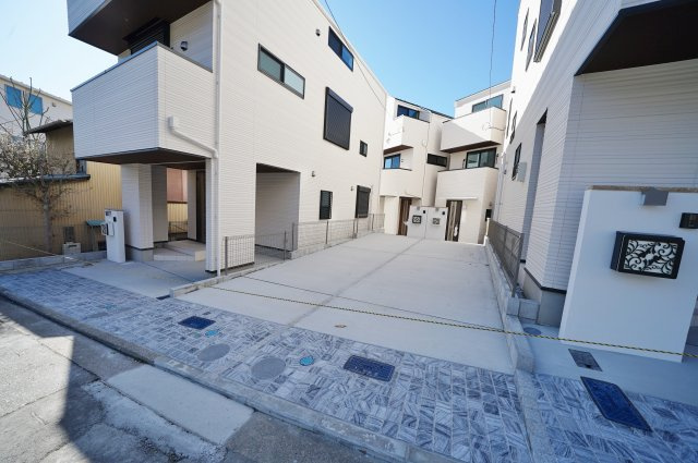 駅から平坦！お洒落なデザイナーズ住宅♪ＬＤＫ１８．８帖！カースペース２台♪峰岡町３丁目全４棟新築戸建の外観