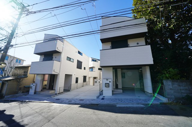 駅から平坦の立地！お洒落なデザイナーズ住宅♪ＬＤＫ１９帖、床暖房付！峰岡町３丁目全４棟新築戸建ての外観