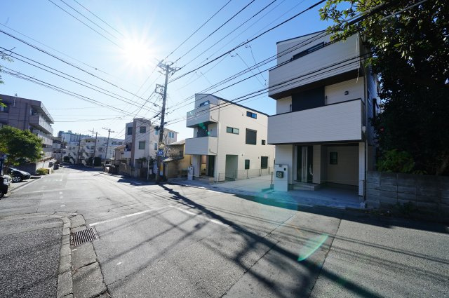 駅から平坦の立地！お洒落なデザイナーズ住宅♪ＬＤＫ１９帖、床暖房付！峰岡町３丁目全４棟新築戸建ての前面道路含む現地写真