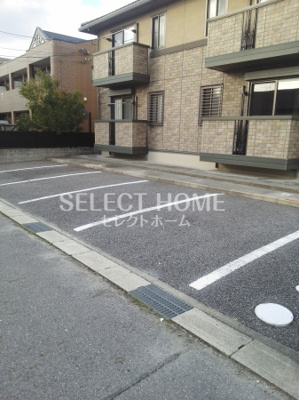 【駐車場】 | スプリングフィールド | 駐車場があるので、車を買う予定の方も安心です