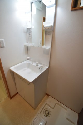 【独立洗面台】 | ヴィアノ山下町アスティオン | 独立洗面台あり、毎朝おしゃれに忙しい女性の方におすすめです