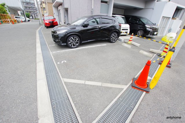 フルーヴトレーズ　仲介手数料無料の駐車場
