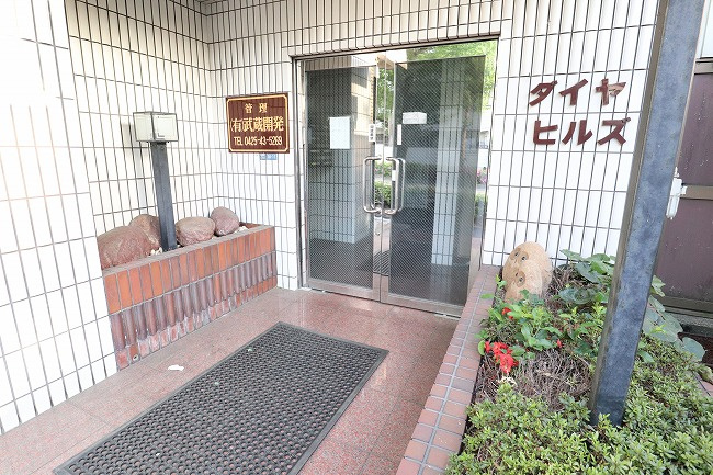 昭島市松原町１丁目の賃貸マンションのエントランス