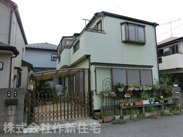 花見川区作新台２丁目　中古戸建　瑕疵保証付住宅　カーポート屋根付の外観|花見川区作新台２丁目　戸建　平成８年建築　床暖房　２階にサンルーム　納戸2帖あり　収納たっぷり　カーポートあり　南東側４ｍ公道面につき陽当り良好