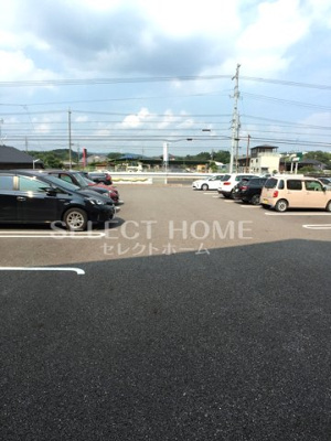 【駐車場】 | アヴァンセ岡町 | 駐車場があるので、車を買う予定の方も安心です