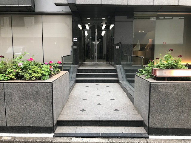 アヌシー青山の玄関
