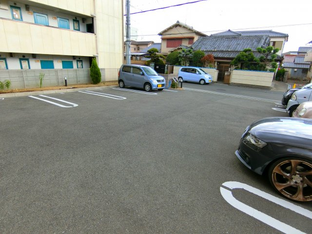 ライルエフ北野田の駐車場