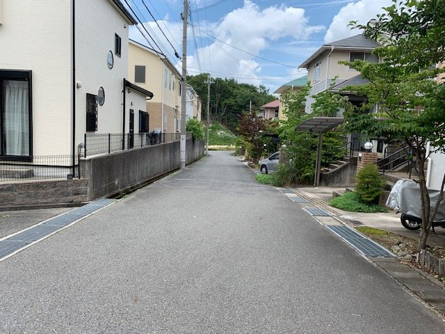神戸市北区菖蒲が丘１丁目　中古戸建の前面道路含む現地写真