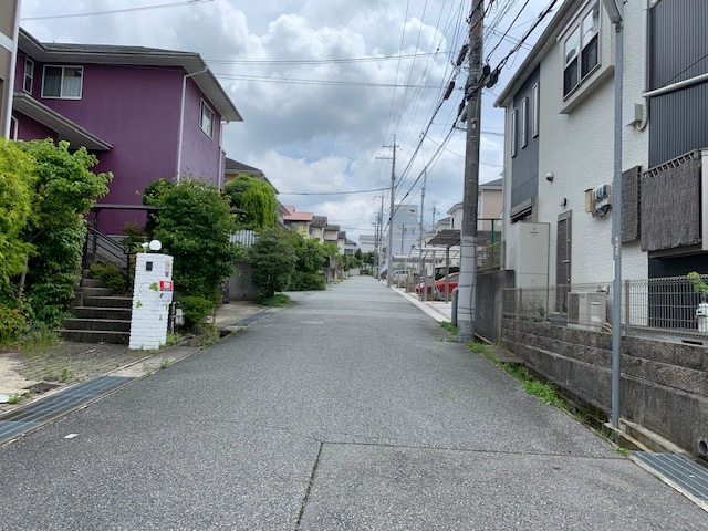 神戸市北区菖蒲が丘１丁目　中古戸建の前面道路含む現地写真