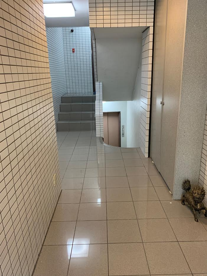 成吉思汁ビルのエントランス