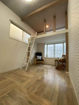 【洋室】 | ジャルダンB | 南向き洋室7帖☆角部屋二面採光のお部屋です！エアコン付きで1年中快適に過ごせますね☆出窓には小物を置いたりして楽しめます☆