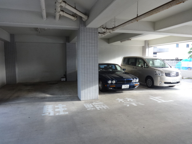 セゾン皿沼の駐車場