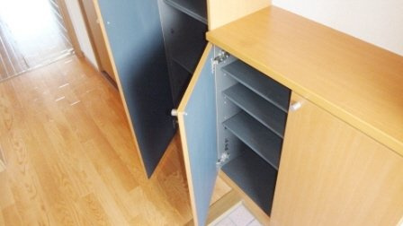 ストックパレス夏見台の玄関|玄関には下駄箱が付いてます