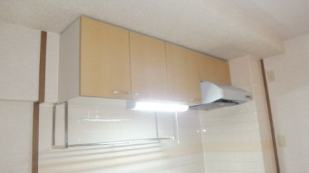 ストックパレス夏見台のキッチン|キッチン上部も充実してます