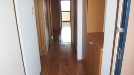 ストックパレス夏見台の玄関|長い廊下です