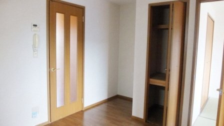 ストックパレス夏見台の居間・リビング|フローリングのお部屋です