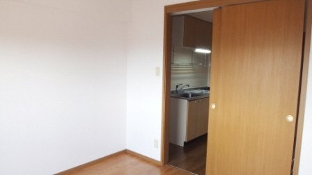 ストックパレス夏見台の居間・リビング|居室から見たキッチンです